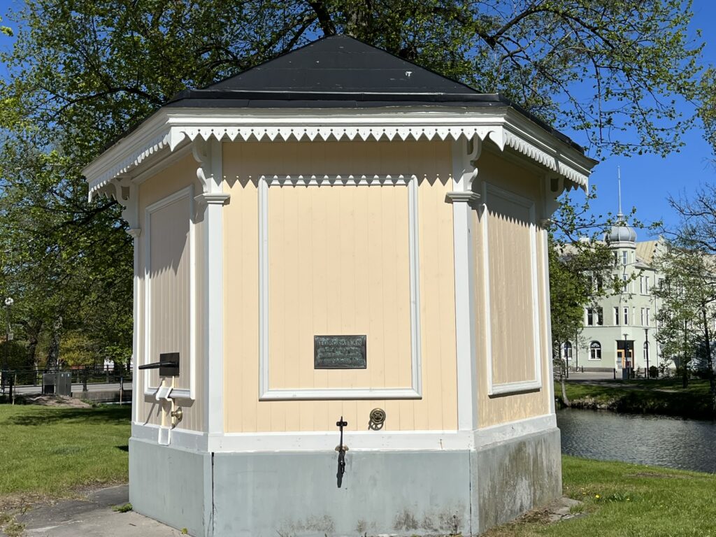 gul liten åttkantig byggnad