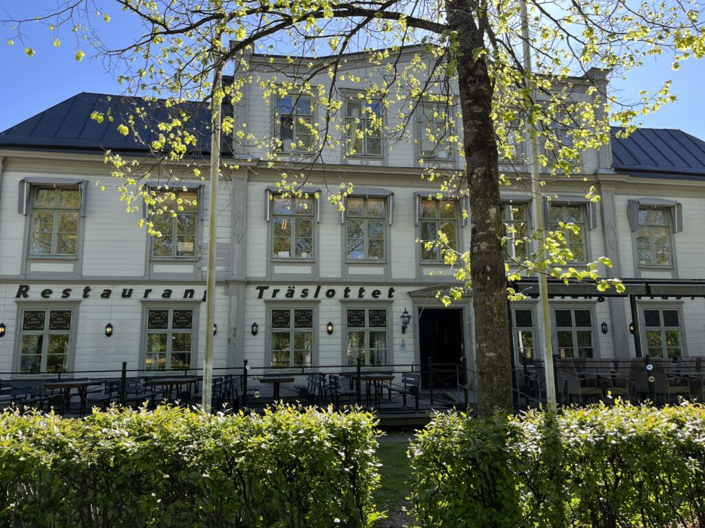 träbyrån i ljusgrön träfasad