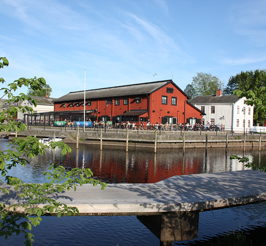 röd magasinsbyggnad vid vattnet