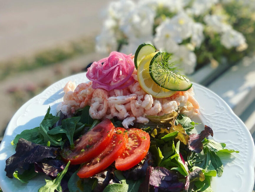 tallrik med sallad och räkor