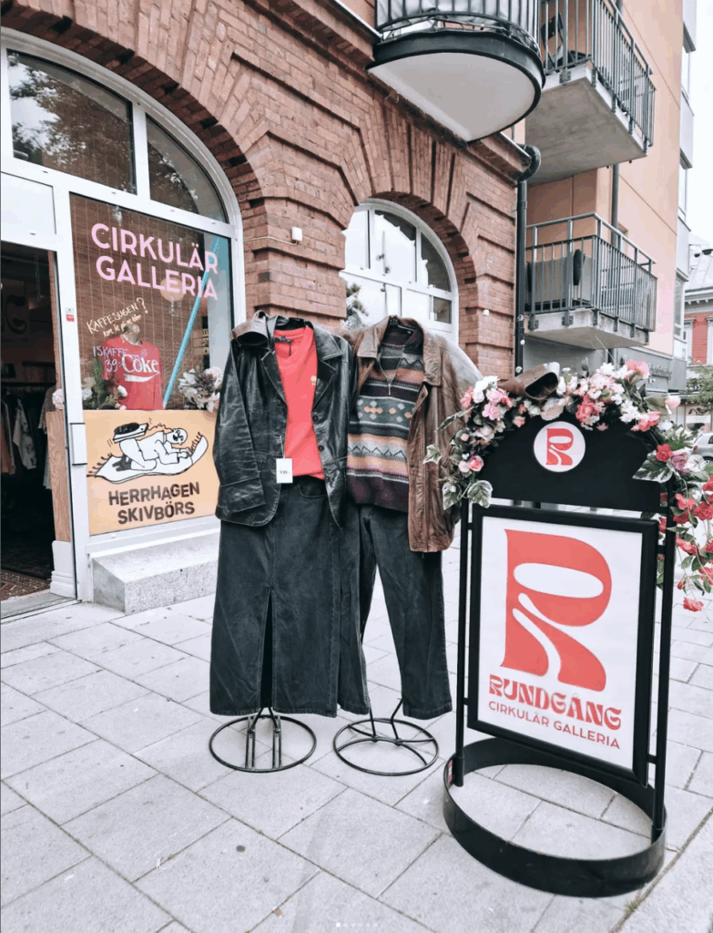 kläder och gatupratare utanför rundgång