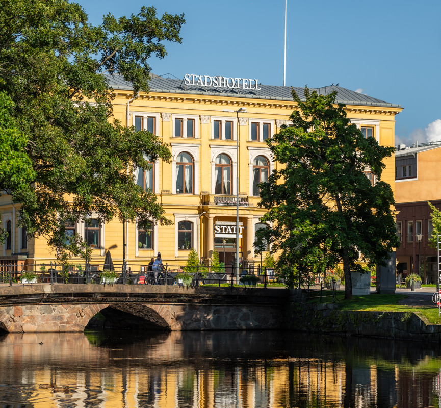 gula stadshotellet speglar sig i vattnet