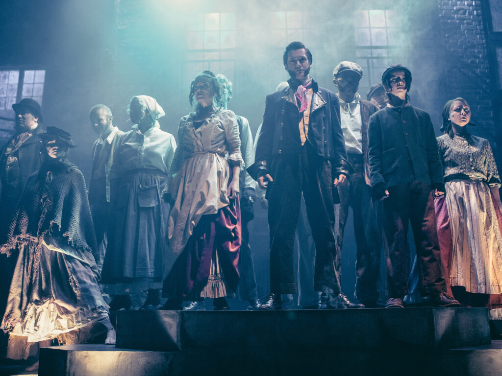 Teaterensemble på scenen